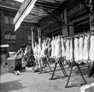 Verhandeling van grote partijen vers vlees in Les Halles, Bestanddeelnr 254-0399