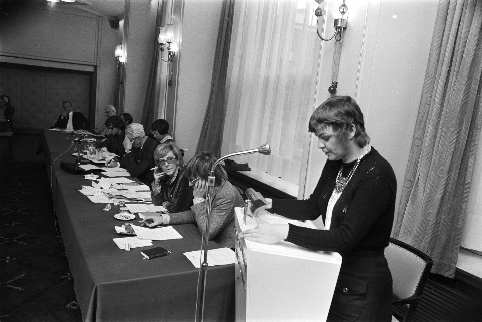 Vereniging van letterkundigen bijeen in Carlton, Amsterdam, Bestanddeelnr 924-0128