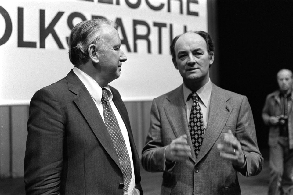Vergadering ARP partijraad, tevens opdracht ARP, vlnr Alberda, Kruisinga, Aa, Bestanddeelnr 929-4338