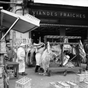 Verhandeling van grote partijen vers vlees in Les Halles, Bestanddeelnr 254-0402
