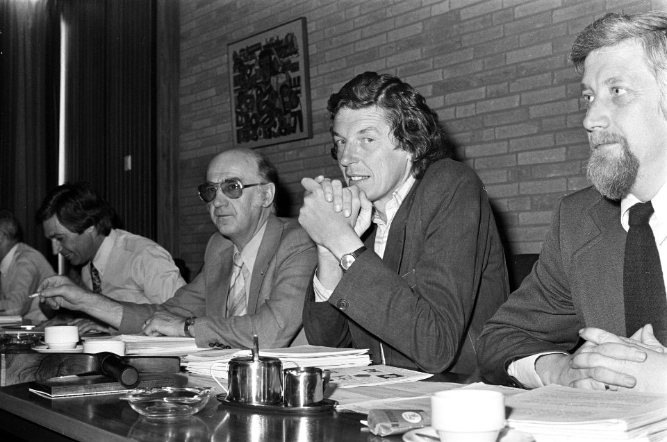 Vergadering federatieraad FNV in verband met kwestie looncompensatie, links NKV , Bestanddeelnr 928-5824