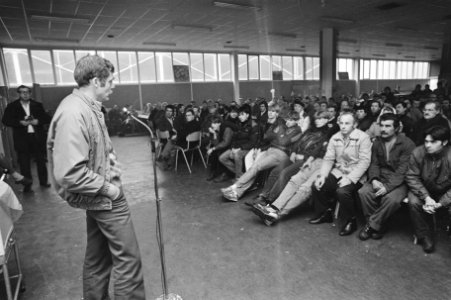 Vergadering ex-werknemers ADM Gijs Honing ( Industriebond FNV ) spreekt de mens, Bestanddeelnr 933-2708