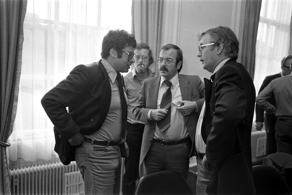 Vergadering fractie PvdA over kabinetsformatie v.l.n.r. Van Thijn , Relus ter B, Bestanddeelnr 929-4086