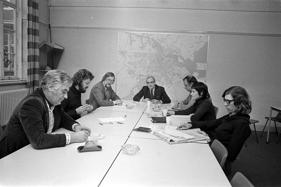 Vergadering fractievoorzitter Amsterdamse Gemeenteraad v.l.n.r. Martini, Van de, Bestanddeelnr 928-3582