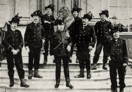 Vereniging Voor vaderland en koning . Groepsfoto werd gemaakt op de stoep van de Doelen. v.l.n.r. Twisterling, Tekens, Jan Viets, Commandant J.J. Zeewoldt, Anthonie Cassée, Aardse, Frans Boe, NL-HlmNHA 54009199