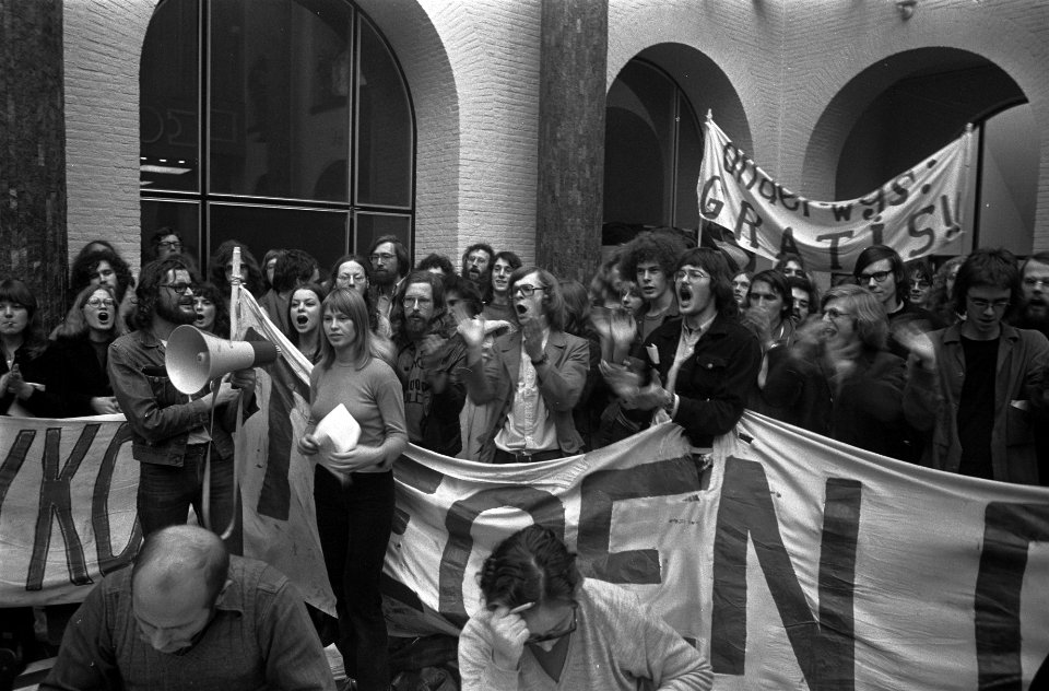 Verg. Universiteitsraad G.U. Adam in Maagdenhuis waar bezetters van inschrijfbu, Bestanddeelnr 926-2336
