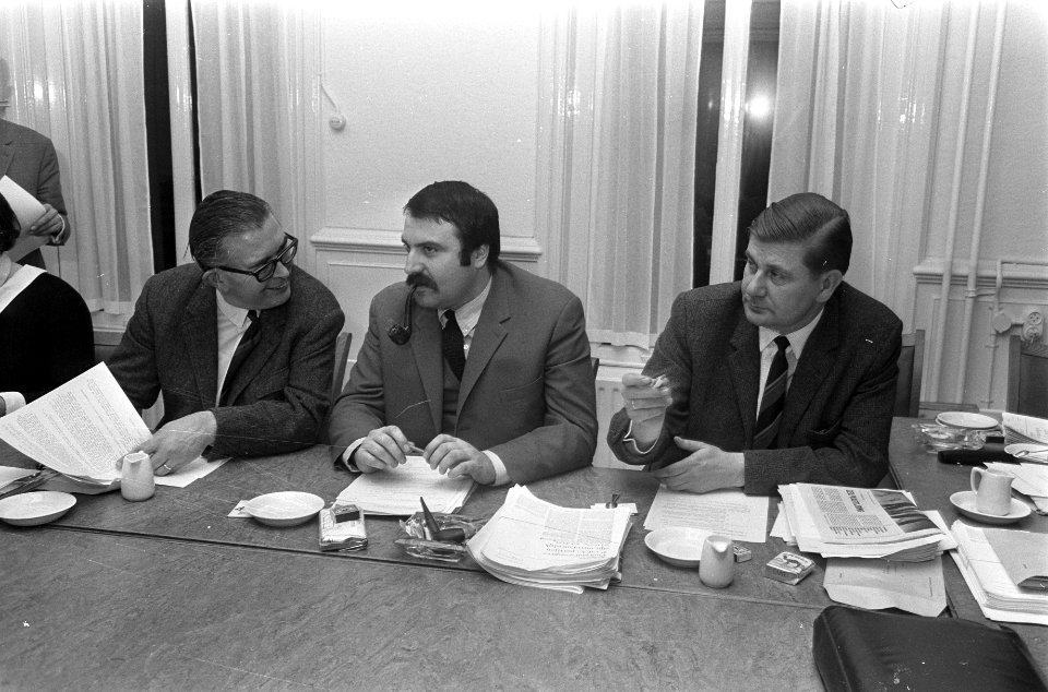 Vergadering in Amsterdam van nieuwe PvdA-bestuur v.l.n.r Cammelbeeck, v.d. Louw , Bestanddeelnr 922-2031