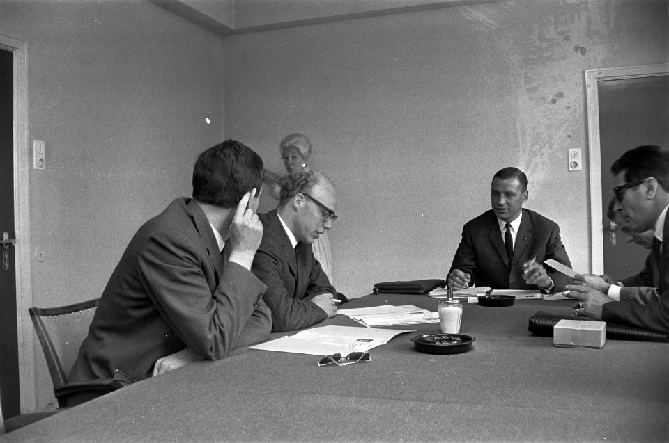 Vergadering contractspelers in Utrecht, voor aansluiting NVV, v.l.n.r. W. Sloets, Bestanddeelnr 920-3517