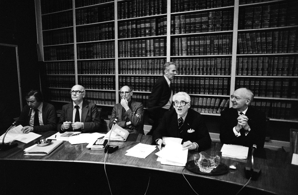 Vergadering commissie voor voorbereiding debat Aantjes in Tweede Kamer v.l.n.r, Bestanddeelnr 929-9947
