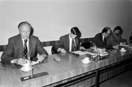 Vergadering CDA-fractie over kabinetsformatie vlnr Kruisinga, Van Agt en Aa, Bestanddeelnr 929-3811