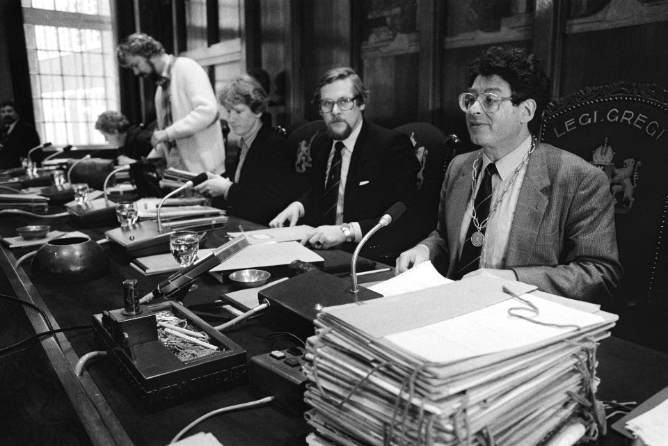 Vergadering gemeenteraad Amsterdam rechts burgemeester Van Thijn, Bestanddeelnr 932-8443