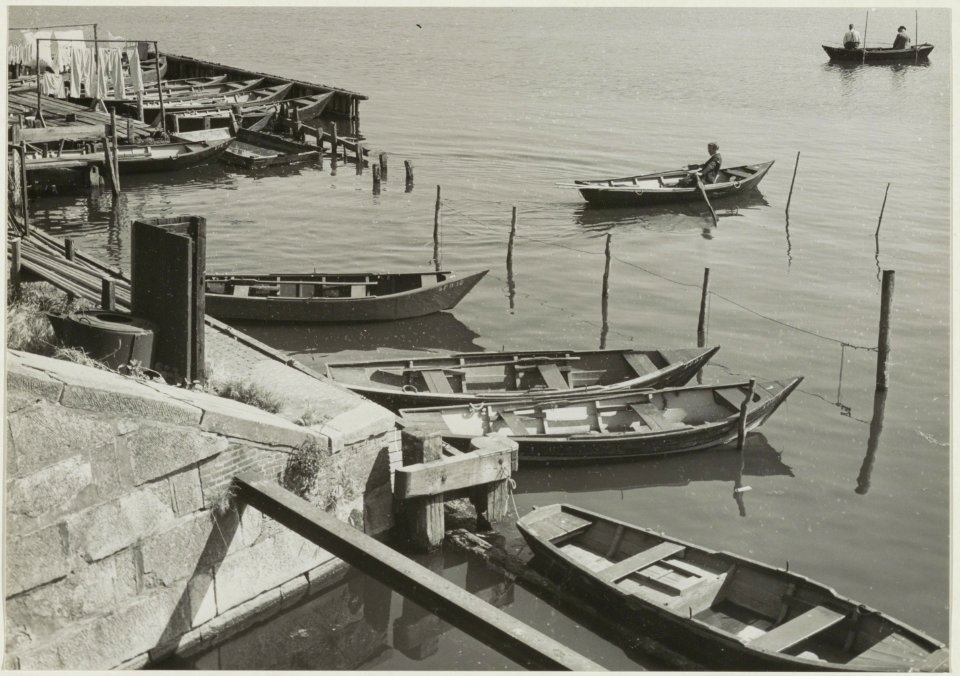 Verhuur van vis- en roeibootjes op het IJ. NL-HlmNHA 54010122