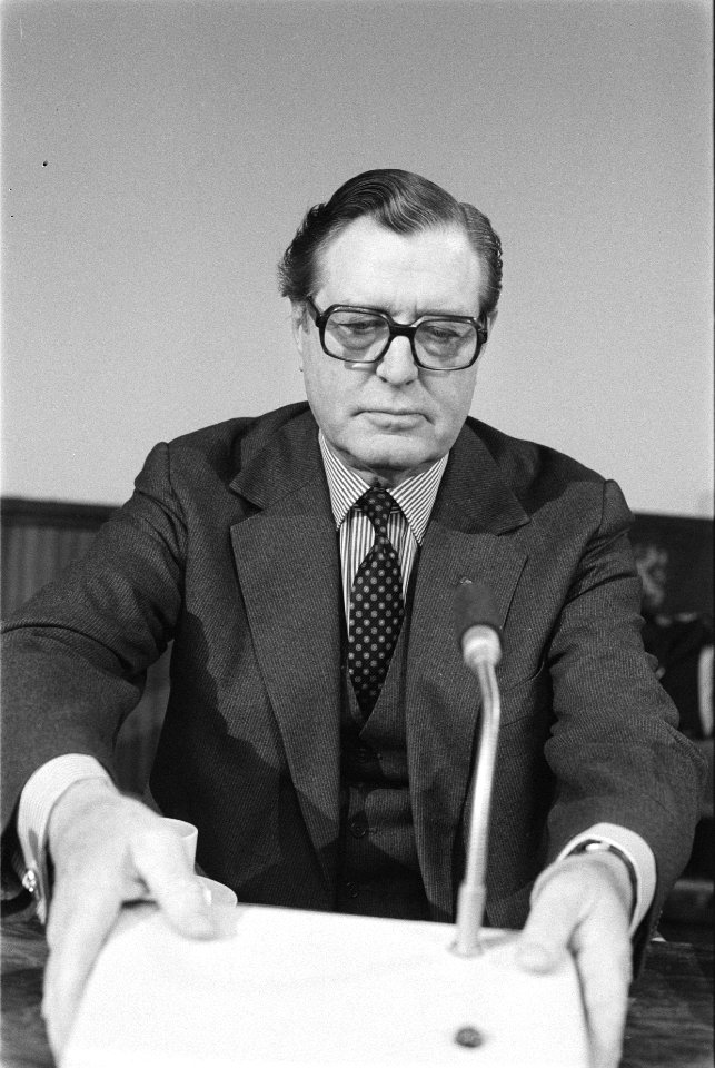 Verhoren van getuigen door enquetecommissie RSV getuige dr. I. R. M. van den Br, Bestanddeelnr 932-9138