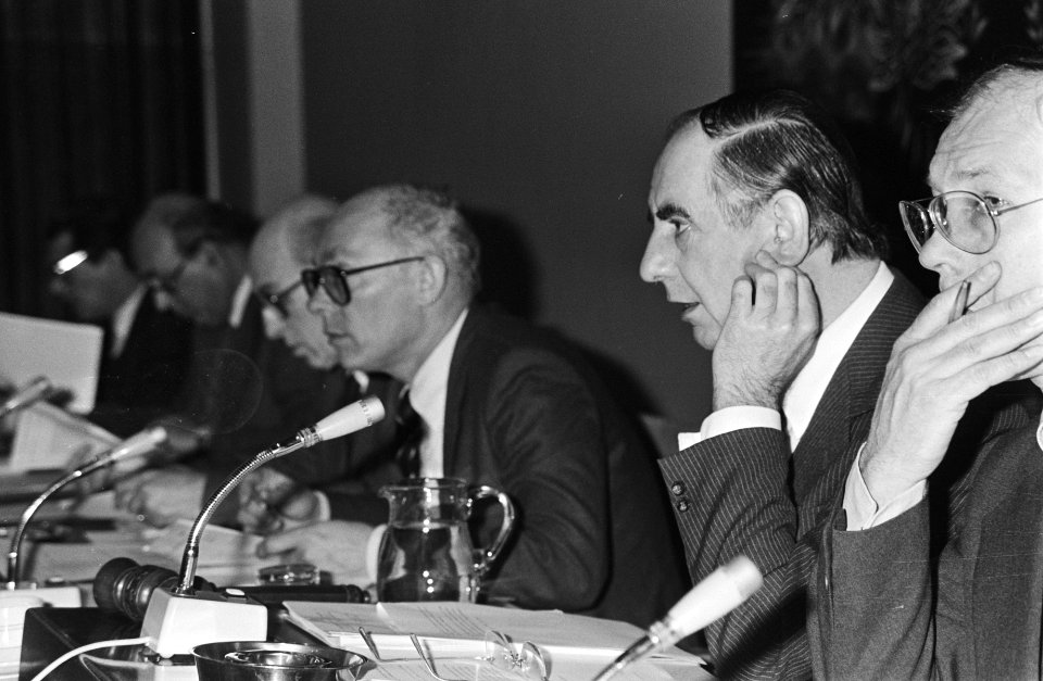 Vergadering in Den Haag van Raad van de Arbeidsmarkt, dr. J. W. de Pous (r) met enkele ambtenaren tijdens vergadering, Bestanddeelnr 931-3689