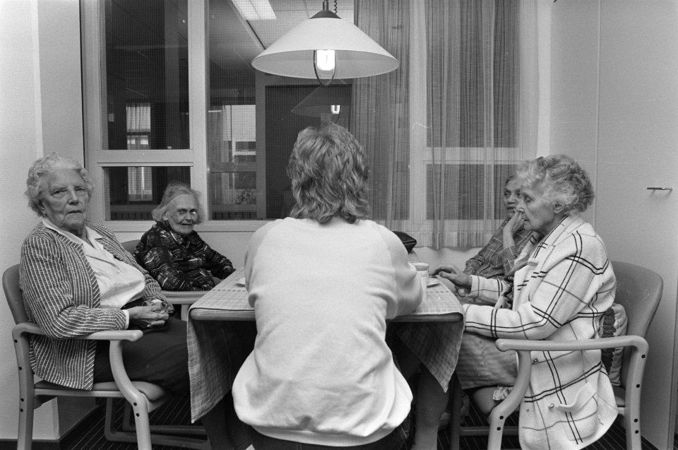 Verhuizing bejaarden naar nieuw verpleegtehuis Gaasperdam diverse bejaarden, Bestanddeelnr 933-9405