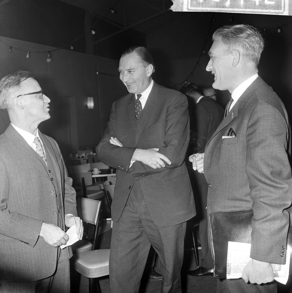 Vergadering AR-partij te Utrecht, v.l.n.r. Minister Diepenhorst , de heer Berghu, Bestanddeelnr 918-7742