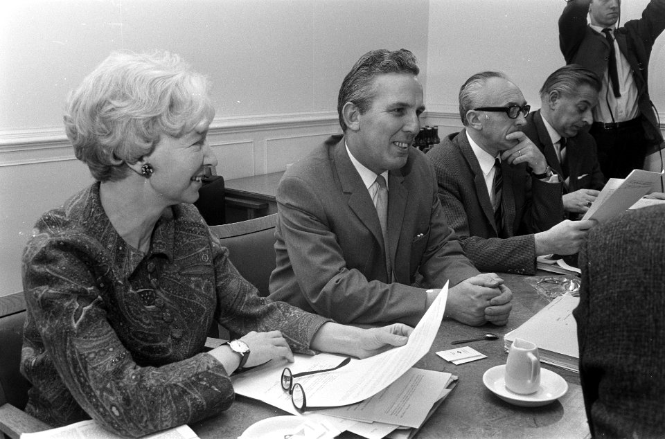 Vergadering in Amsterdam van nieuwe PvdA-bestuur v.l.n.r Irene Vorrink, prof. Ge, Bestanddeelnr 922-2032