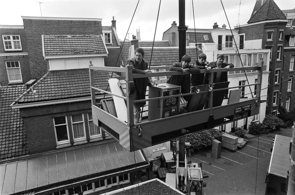 Verhuizing Binnengasthuis naar AMC in Bijlmeer begonnen dure medische apparatuur wordt uit het Binnengasthuis gehesen, Bestanddeelnr 931-5572
