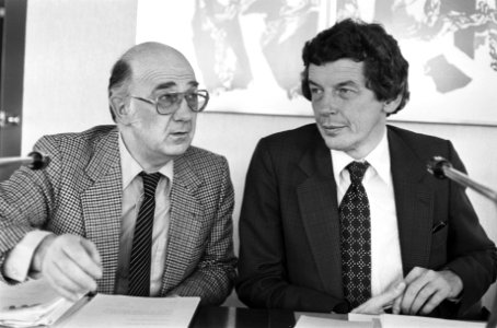 Vergadering FNV federatieraad in Amsterdam voorzitter Kok (rechts) en vice voor, Bestanddeelnr 930-1959