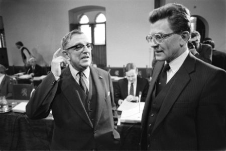 Verhoren parlementaire enquetecommissie ( Den Haag ) voorzitter Van Dijk (r) in, Bestanddeelnr 932-9163
