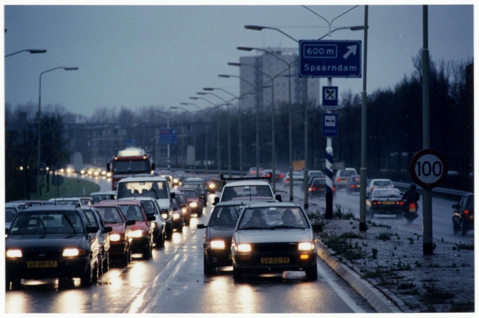 Verkeersdrukte tijdens de ochtendspits op de Delftlaan. NL-HlmNHA 54036318