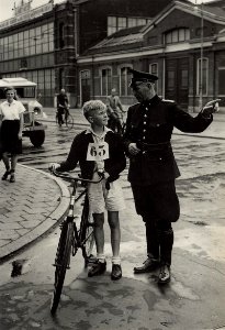 Verkeersexamen voor scholieren op het Stationsplein. Aangekocht in 1977 van United Photos de Boer bv, NL-HlmNHA 54004752 01