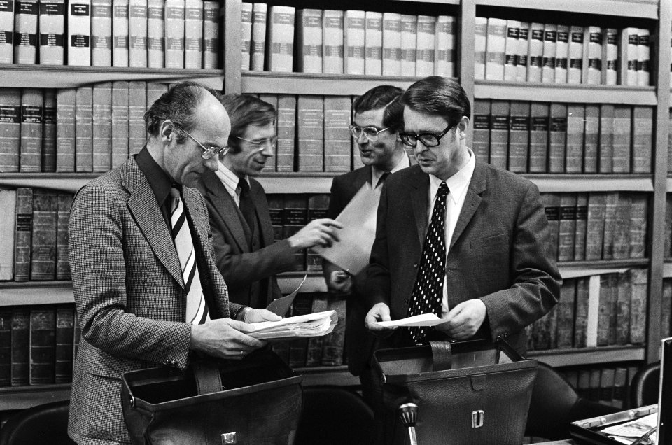 Vergadering financiele commissie Tweede Kamer over koopsompolisaffaire, Bestanddeelnr 929-5648