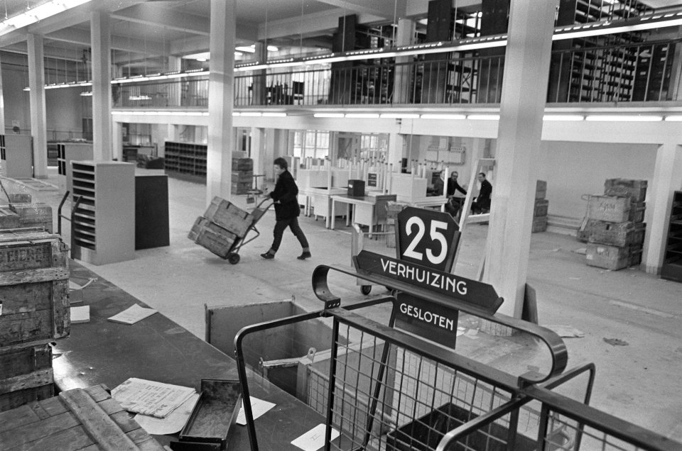 Verhuizing Burgerlijke stand Amsterdam, loket verhuizingen gesloten, Bestanddeelnr 921-0427