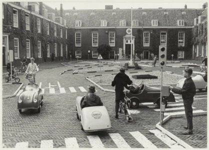 Verkeersles op de binnenplaats van het politiebureau. NL-HlmNHA 54008985