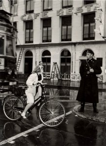 Verkeersexamen voor scholieren op het Stationsplein. Aangekocht in 1977 van United Photos de Boer bv, NL-HlmNHA 54004752 02
