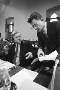 Verhoren van getuigen door enquetecommissie RSV commissielied Marcel van Dam we, Bestanddeelnr 932-9120