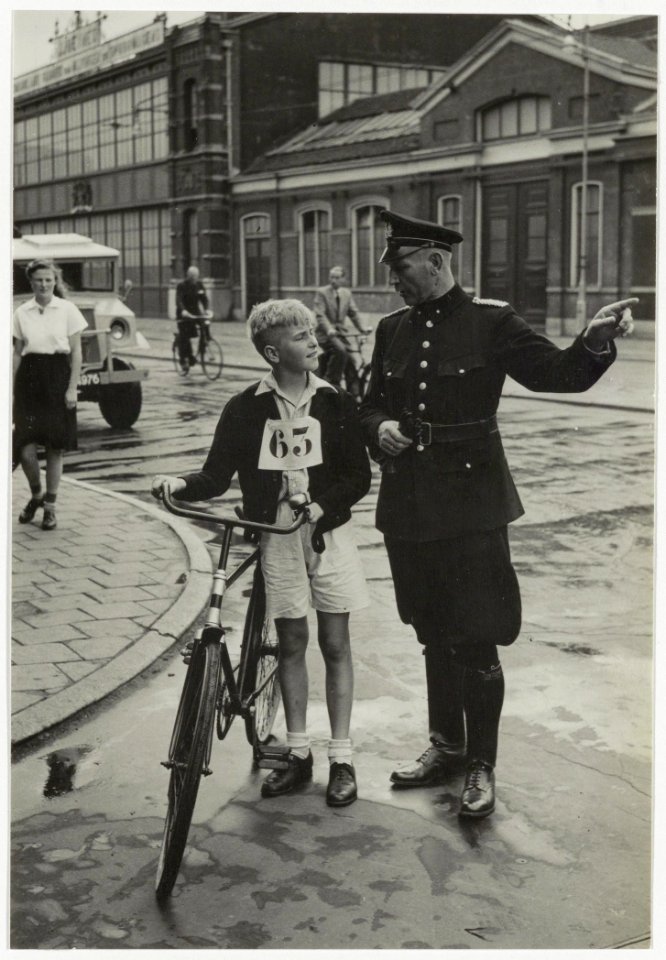 Verkeersexamen voor scholieren op het Stationsplein. NL-HlmNHA 54004752 01