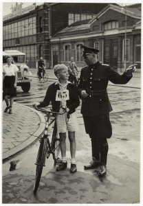 Verkeersexamen voor scholieren op het Stationsplein. NL-HlmNHA 54004752 01