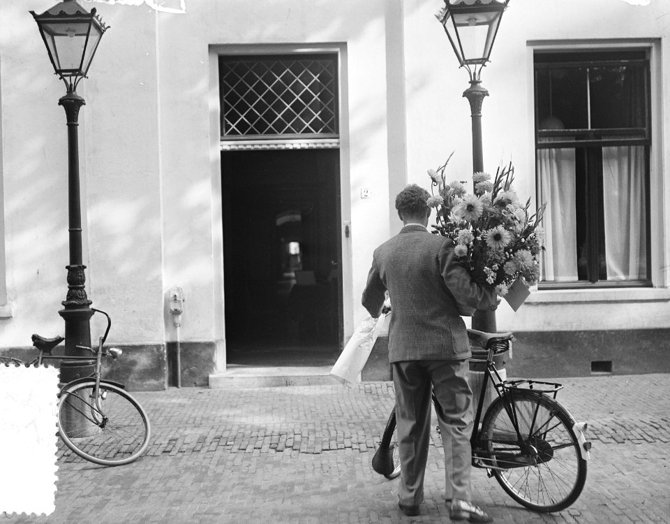 Verjaardag van prinses Wilhelmina. Bloemen voor haar worden bij het paleis Het L, Bestanddeelnr 907-3022