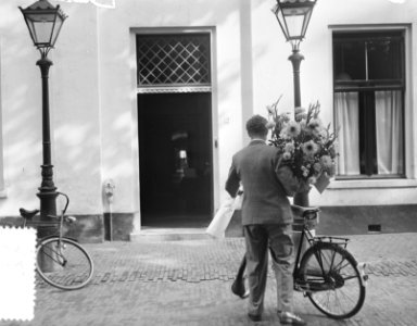Verjaardag van prinses Wilhelmina. Bloemen voor haar worden bij het paleis Het L, Bestanddeelnr 907-3022