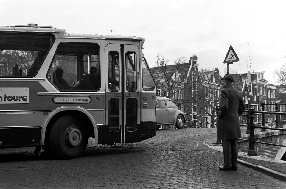 Verkeersdrukte op Reguliersgracht te Amsterdam door werkzaamheden in Vijzelstraa, Bestanddeelnr 926-2459