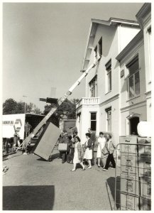 Verhuizing van het Rode Kruis, afdeling Haarlem vanaf de Paviljoenslaan. NL-HlmNHA 54015279