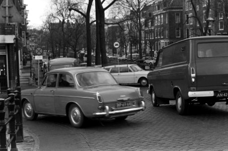 Verkeersdrukte op Reguliersgracht te Amsterdam door werkzaamheden in Vijzelstraa, Bestanddeelnr 926-2458