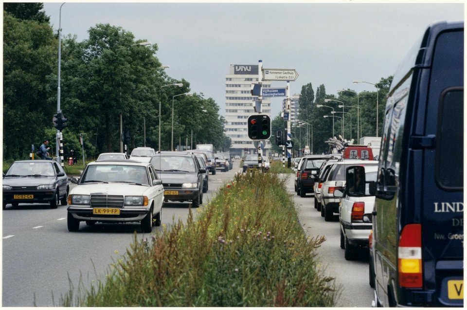 Verkeersdrukte op de Amerikaweg met op de achtergrond het VNU gebouw. NL-HlmNHA 54036981