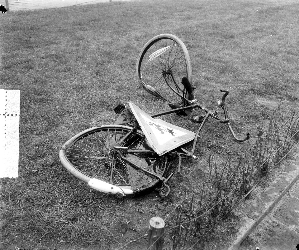 Verkeersongeluk met bus Maasstraat, fiets met bord, Bestanddeelnr 907-1546