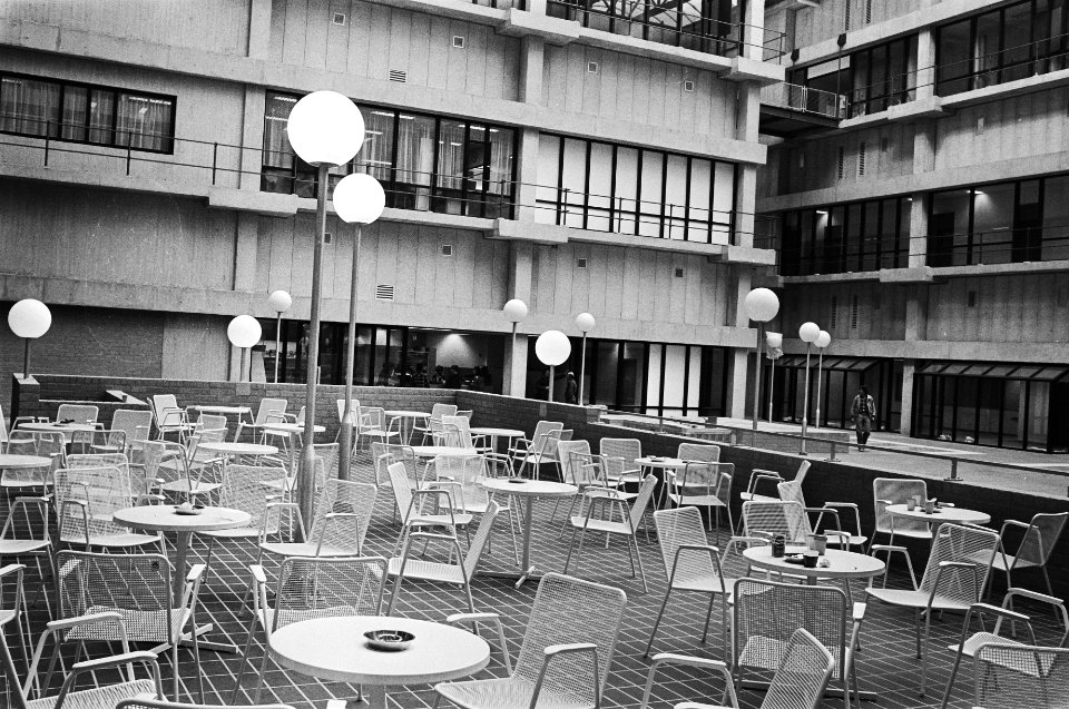 Verhuizing van Binnengasthuis naar AMC in Bijlmermeer begonnen het terras in de grote hal van het AMC, Bestanddeelnr 931-5560