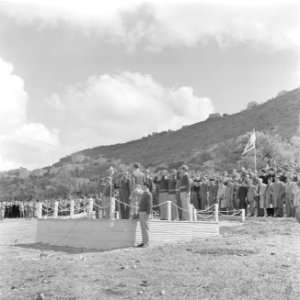 Verhoog met saluerende hoge militairen tijdens de militaire parade bij gelegenhe, Bestanddeelnr 255-0980
