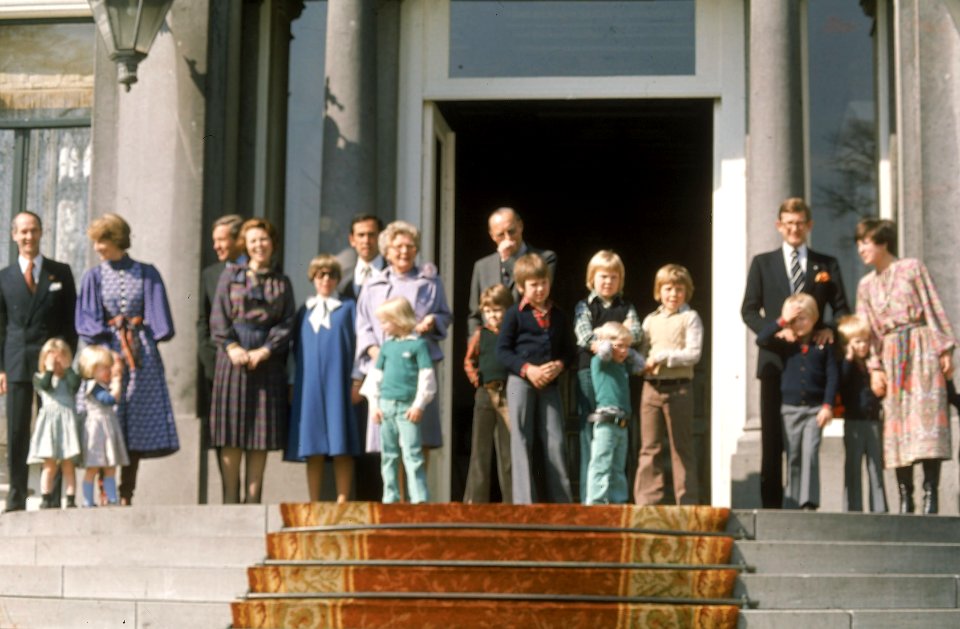 Verjaardag Koningin Juliana. Familie op bordes paleis Soestdijk, 30 april 1977, Bestanddeelnr 010-0600