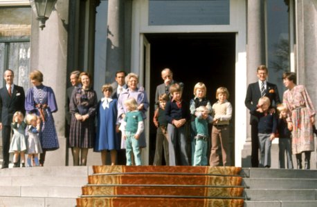 Verjaardag Koningin Juliana. Familie op bordes paleis Soestdijk, 30 april 1977, Bestanddeelnr 010-0600