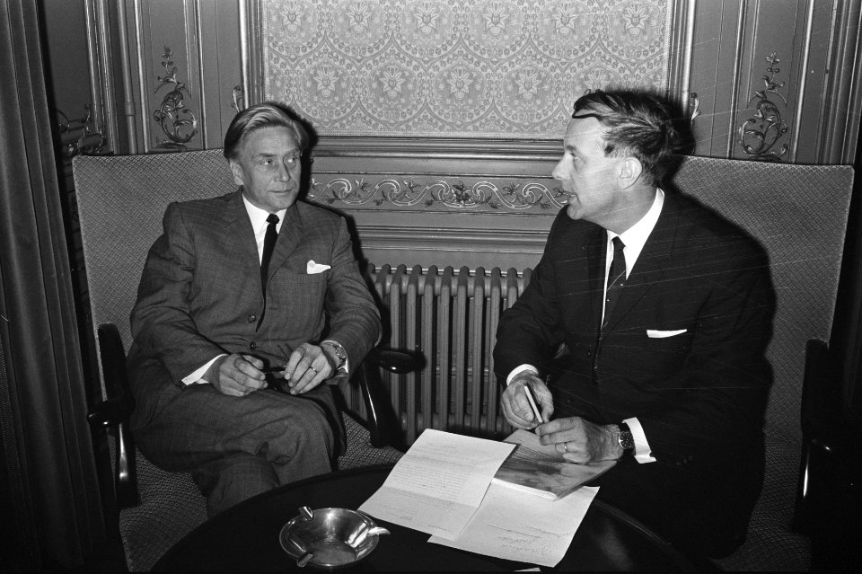 Veringa (l) en Steenkamp in gesprek, Bestanddeelnr 924-5627