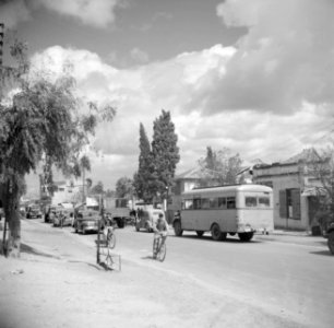 Verkeersdrukte op de oude straatweg van Haifa naar Tel Aviv, Bestanddeelnr 255-0808