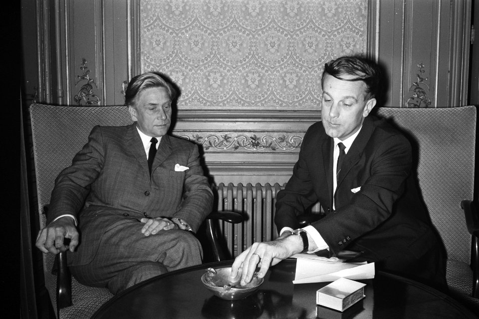 Veringa (l) en Steenkamp in gesprek, Bestanddeelnr 924-5626