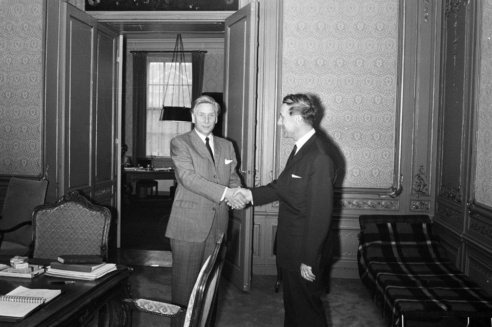 Veringa (l) en Steenkamp schudden elkaar de hand, Bestanddeelnr 924-5620