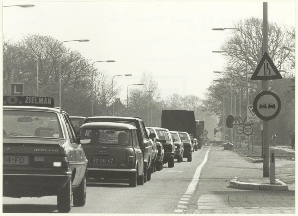 Verkeersdrukte op de Wagenweg-grens Heemstede, hoek Johan de Wittlaan, ziende naar het noorden. NL-HlmNHA 54021059