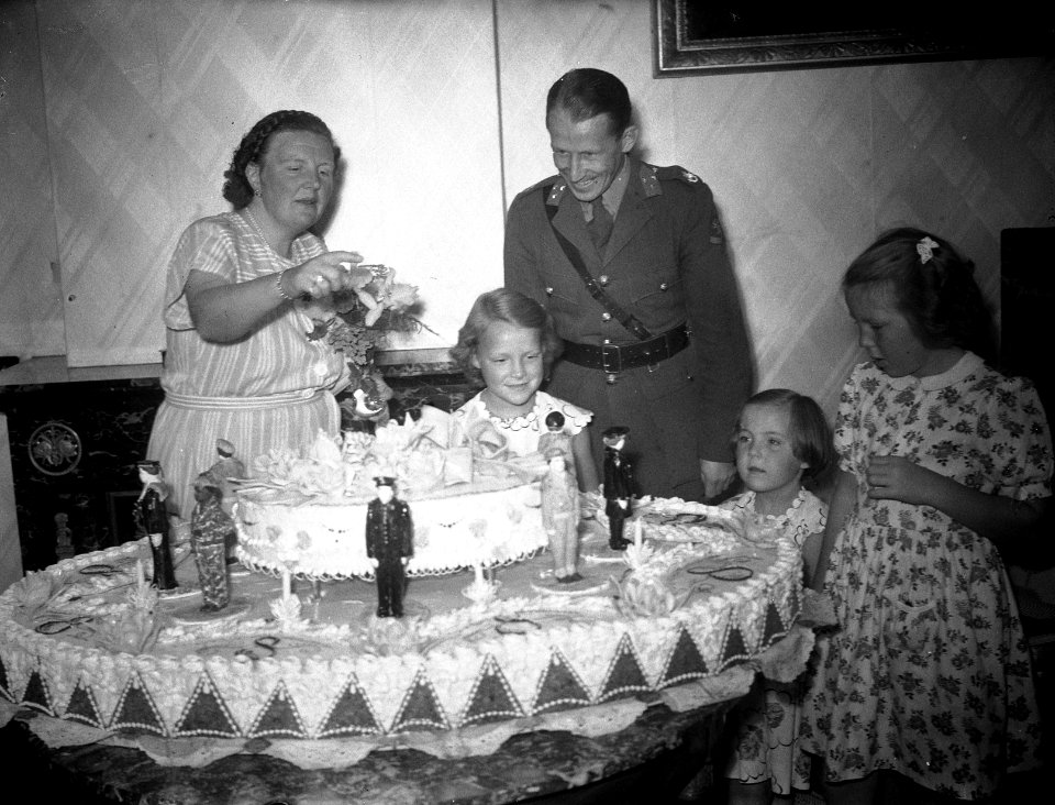Verjaardag Prinses Irene . Aanbieding taart, Bestanddeelnr 902-2918
